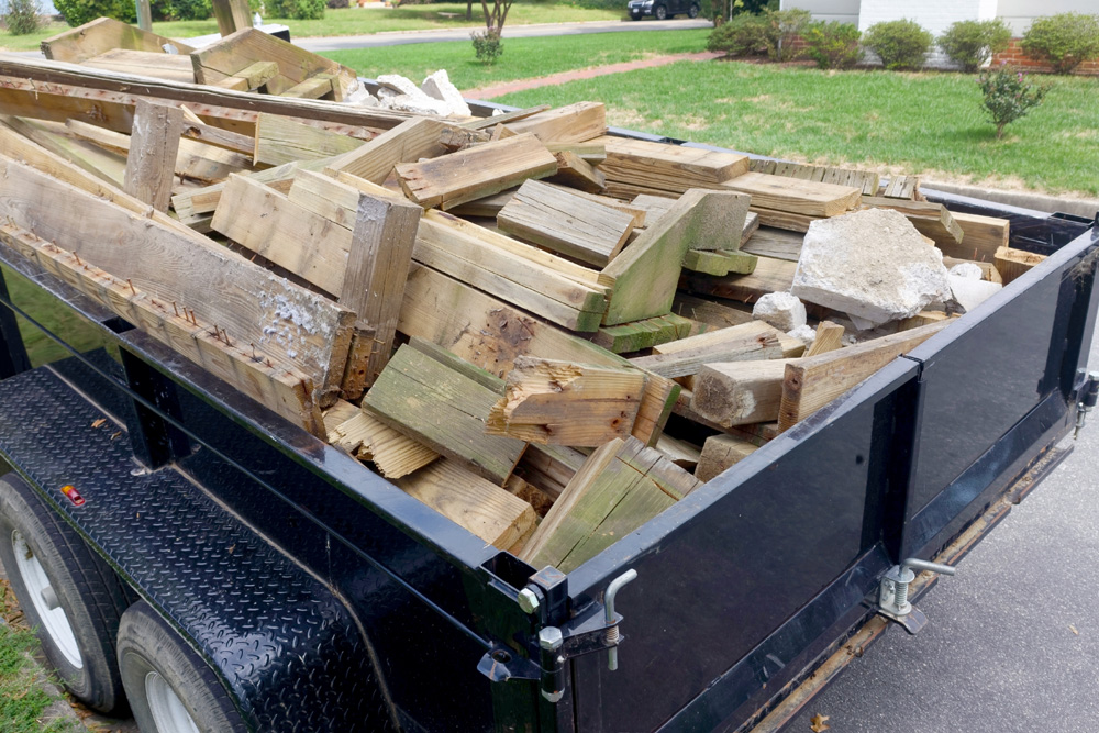 construction-scraps-piled-in-a-trailer