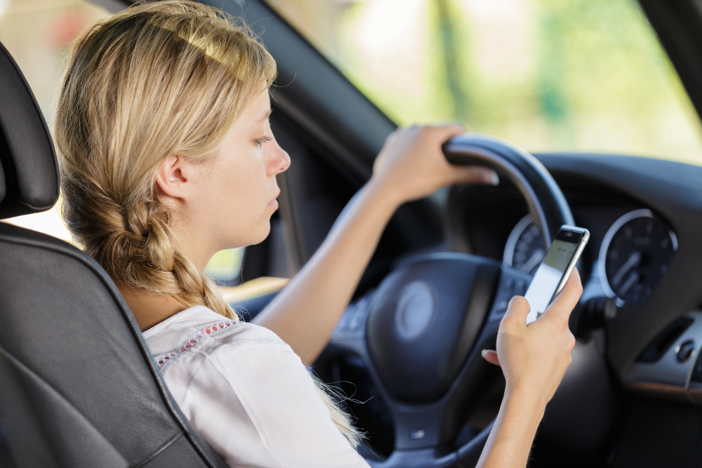 woman-texting-and-driving